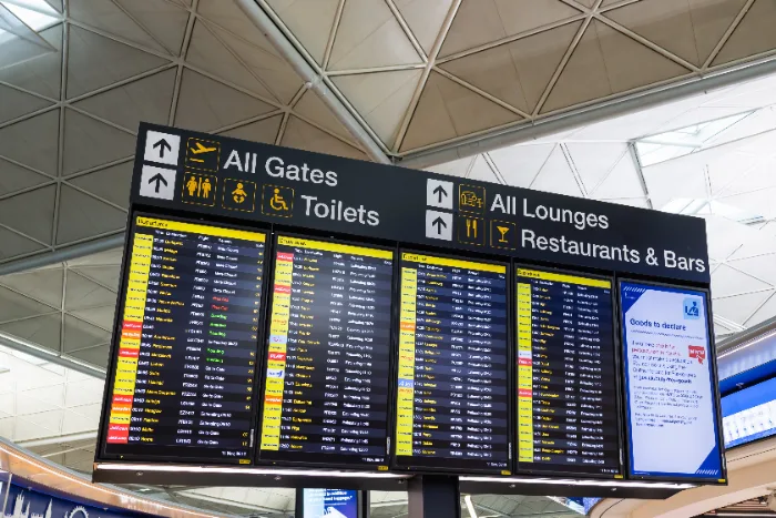 Tabellone delle partenze in un aeroporto con gli orari dei voli