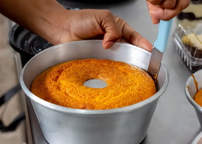 Una torta di carote che viene sformata