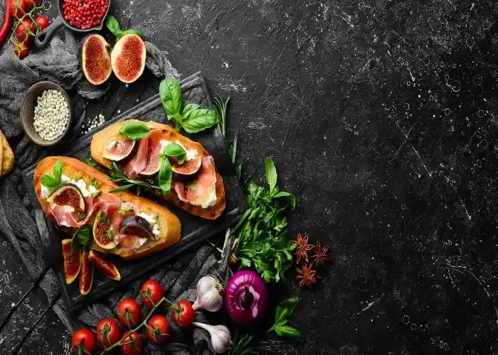 Bruschette con prosciutto, burrata e fichi