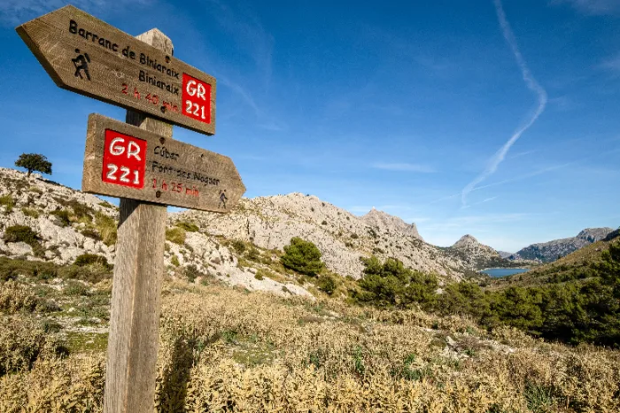 Un cartello del GR221 su un sentiero con muri a secco a Maiorca