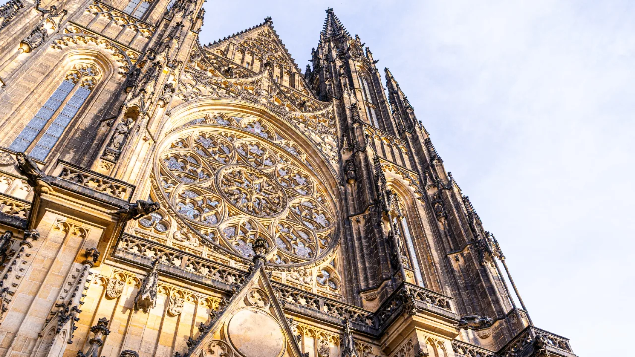 La Cattedrale di San Vito a Praga, una delle citt&agrave; gotiche europee pi&ugrave; scenografiche