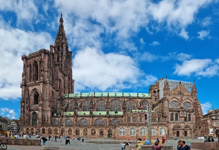 La cattedrale di Notre-Dame di Strasburgo vista dal basso