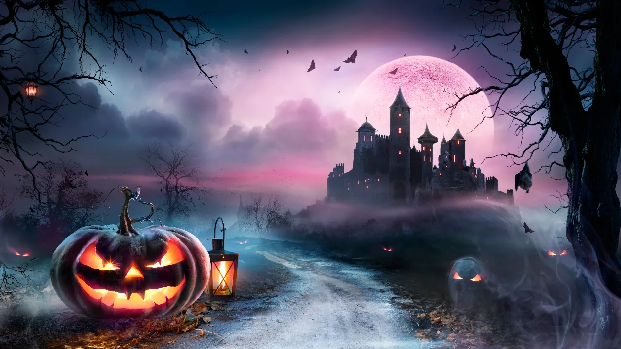 Zucche di Halloween su una strada davanti a un castello medievale