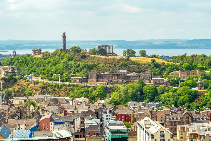 dove andare ad Halloween in Europa - Calton Hill a Edimburgo, con la città sullo sfondo