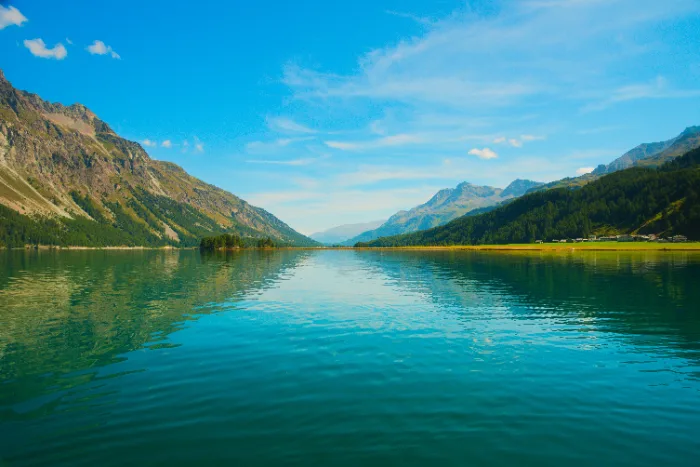Il lago di Sils, in Engadina, circondato dalle montagne
