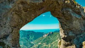 Trekking vista mare sulle Alpi Apuane