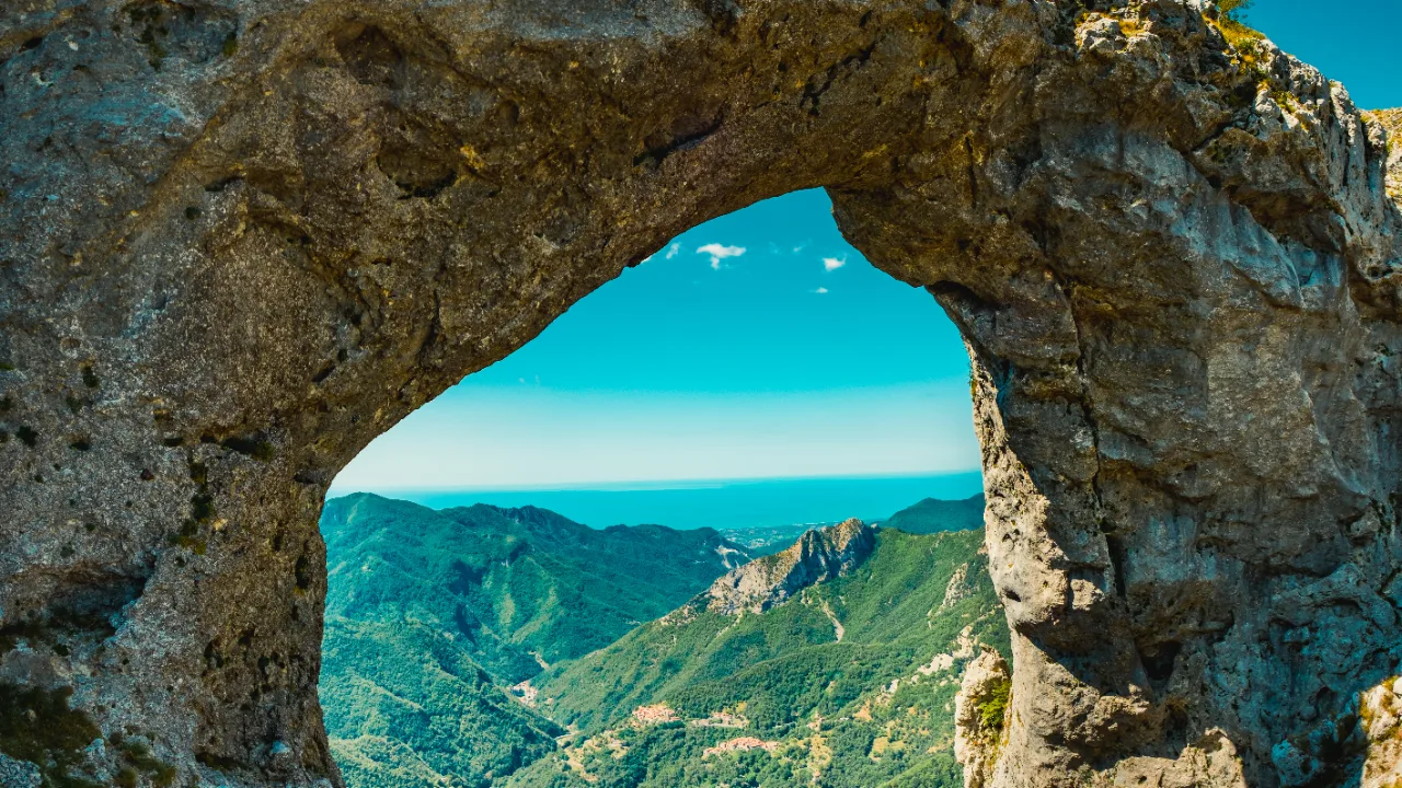 L'arco naturale del Monte Forato, nelle Alpi Apuane