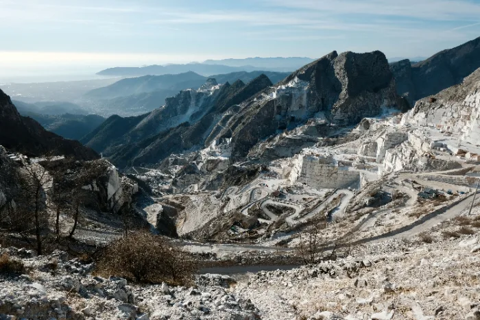 Una cava di marmo sulle Alpi Apuane, sopra Carrara