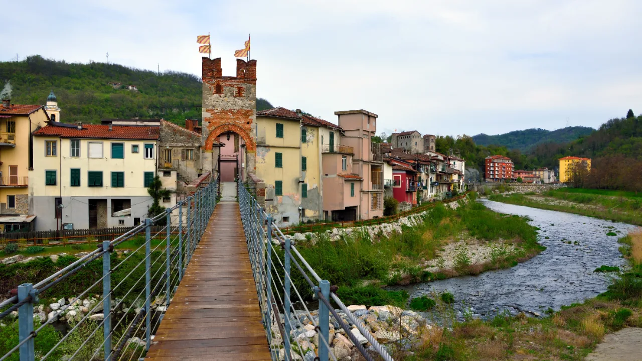 Millesimo, in provincia di Savona, con il ponte sul fiume Bormida