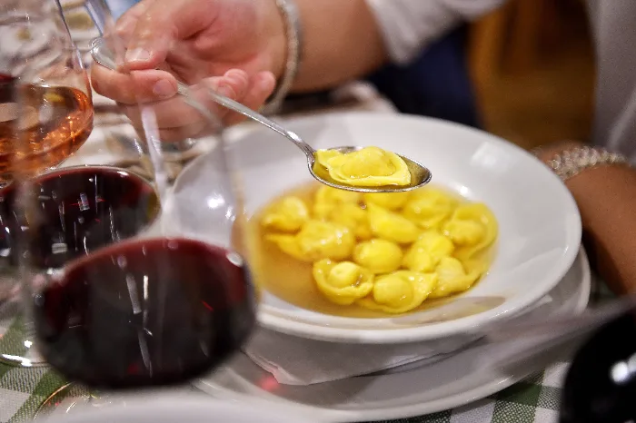 Un piatto di tortellini in brodo