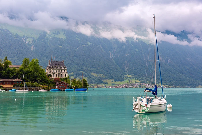 Laghi svizzeri più belli da visitare - Vista del lago di Brienz e edificio storico sulla penisola di Iseltwald Svizzera