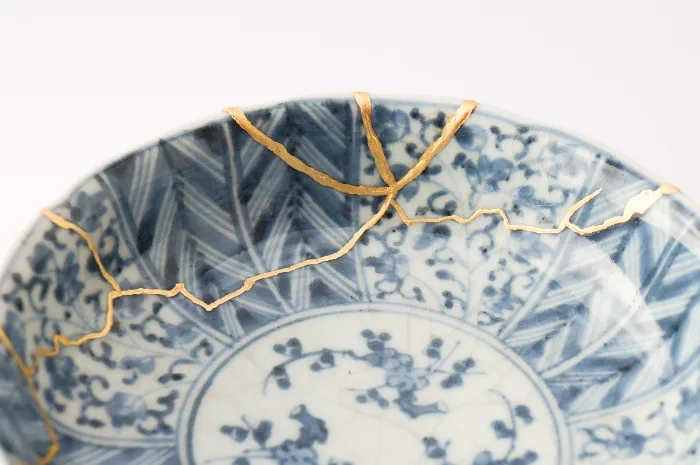 Ceramica riparata con la tecnica del kintsugi, con le crepe ricoperte d'oro