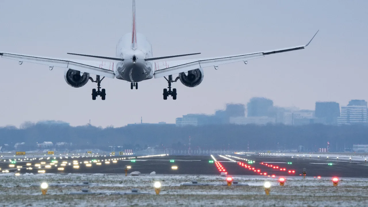 Un aereo di linea in fase di atterraggio su una pista - Ryanair e voli cancellati in Europa