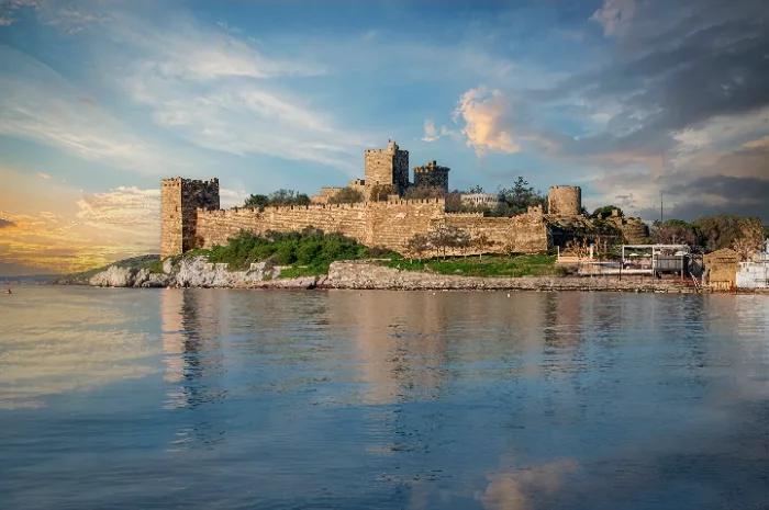 Il castello di Bodrum, in Turchia, affacciato sul mare