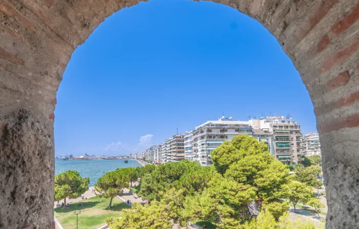 Il lungomare di Salonicco, in Grecia, visto da un arco in pietra
