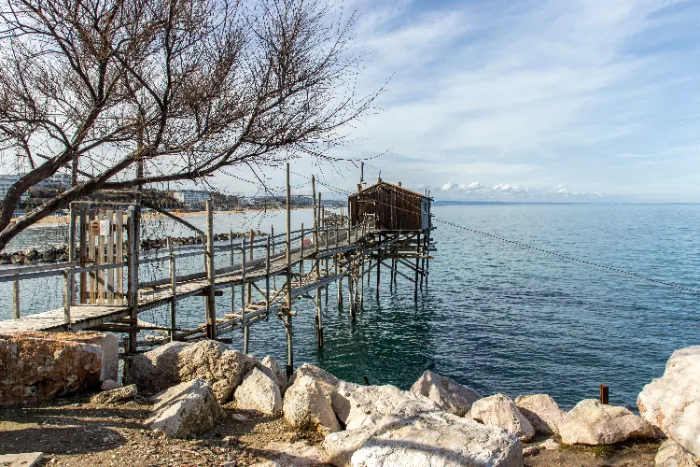 Trabucco sulla costa di Termoli, Molise, antica macchina da pesca su palafitta