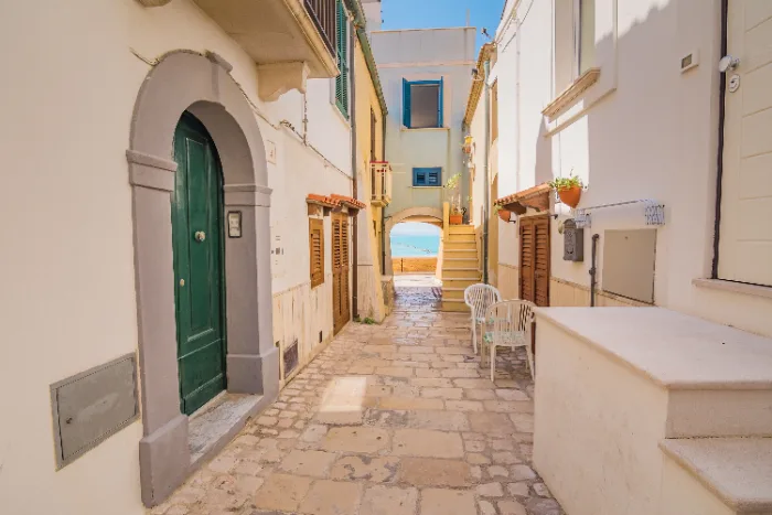 Vicolo del Borgo Vecchio di Termoli con vista sul mare, Molise