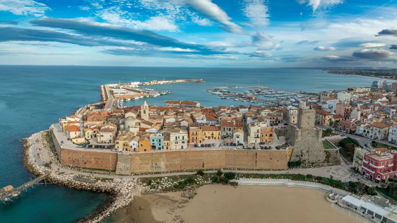 Veduta aerea del Borgo Vecchio di Termoli con il Castello Svevo, le mura e il mare, Molise