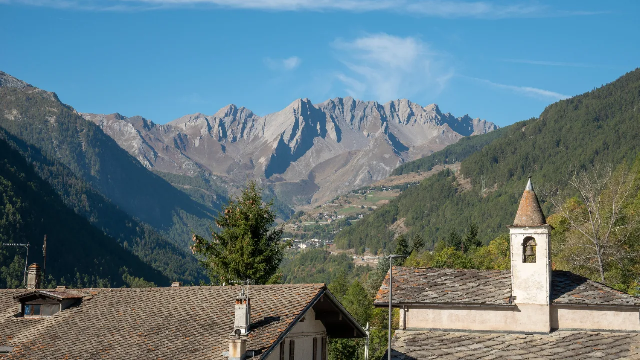 &Eacute;troubles cosa vedere: il campanile della chiesa e le montagne della Valle del Gran San Bernardo