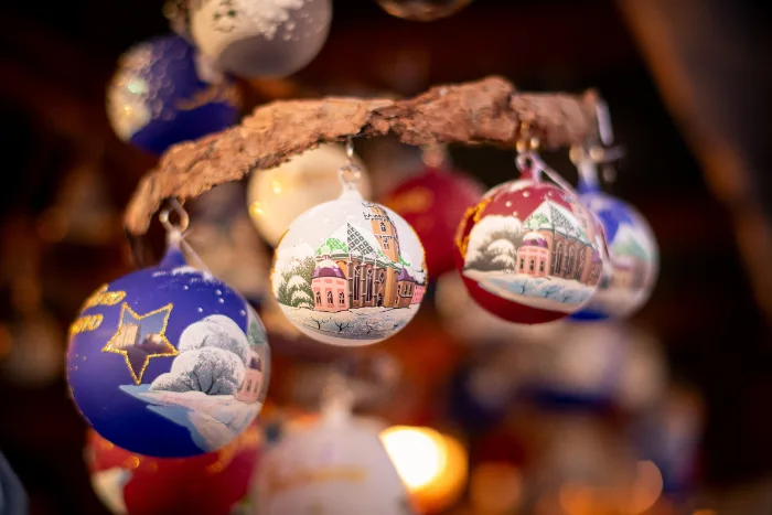 Palline di Natale dipinte in un mercatino di Natale di Bolzano, in Alto Adige
