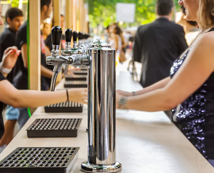 Fila di spine per la birra a un festival di strada
