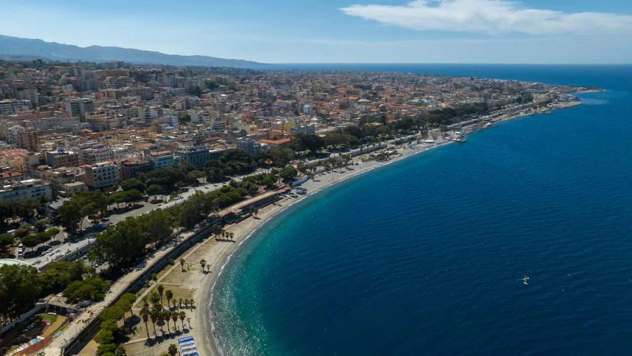 Veduta aerea del lungomare di Reggio Calabria, uno dei lungomare pi&ugrave; belli d'Italia