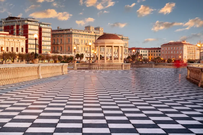 La pavimentazione a scacchiera della Terrazza Mascagni a Livorno al tramonto