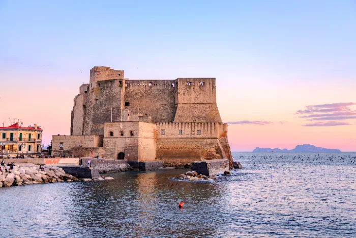Il Castel dell'Ovo sul lungomare di Napoli