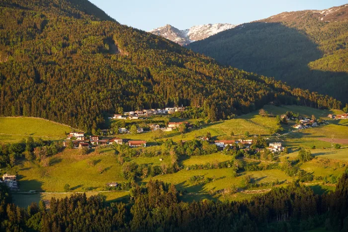 Veduta panoramica della Valle dello Stubai, in Tirolo, tra prati e montagne