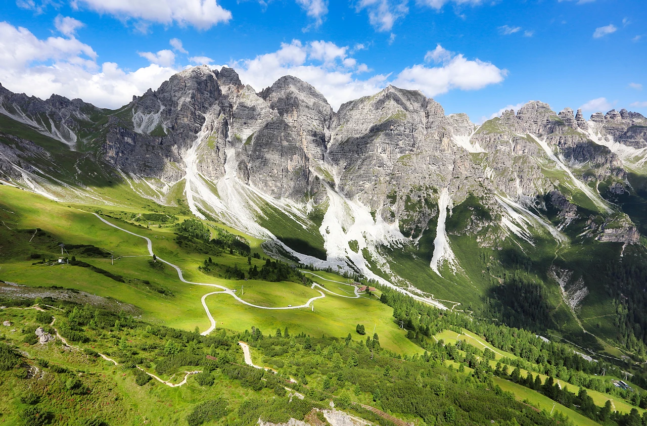 Panorama del bellissimo paesaggio nella valle dello Stubai in Tirolo