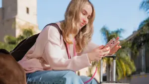 Tendenze viaggi 2027: nove previsioni di Booking.com, dai fantasmi all'AI