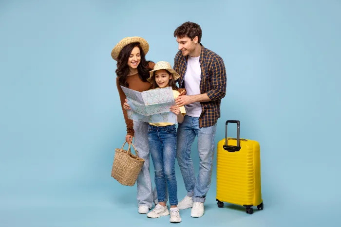 Famiglia che pianifica un viaggio con una mappa
