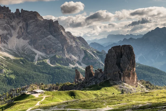 Sentiero escursionistico tra le montagne dolomitiche