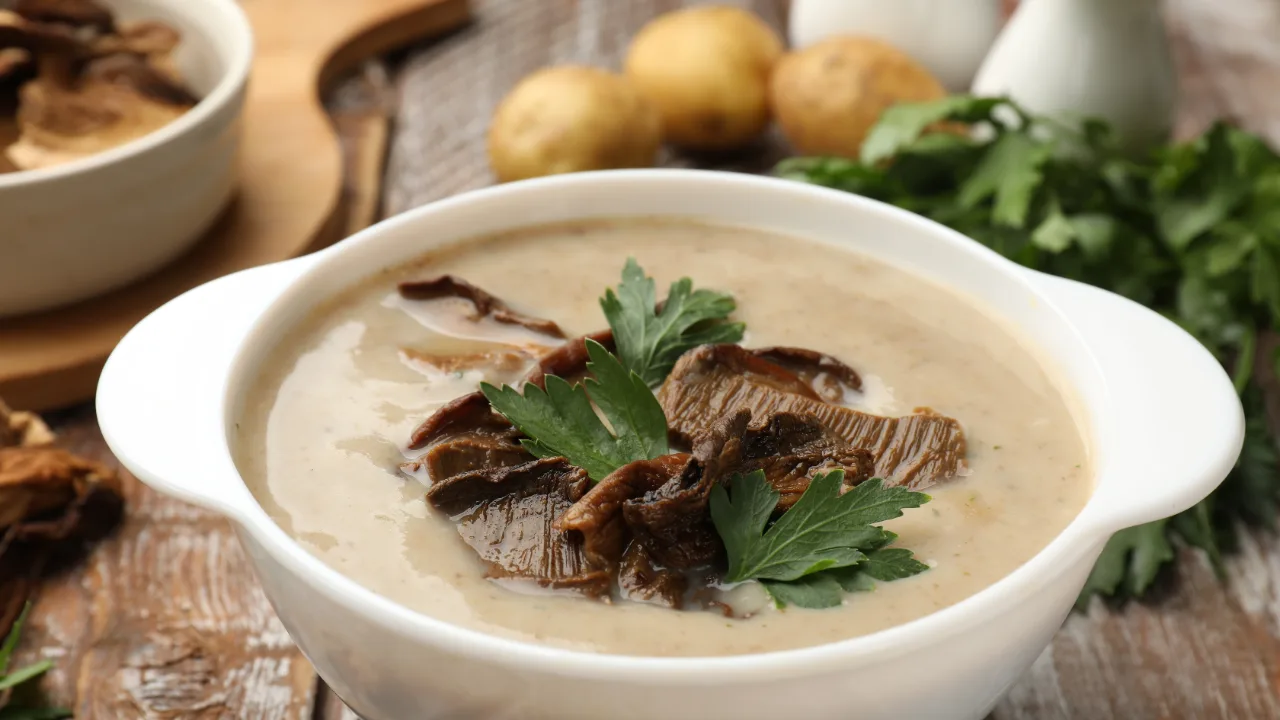 Ciotola di vellutata di funghi con prezzemolo