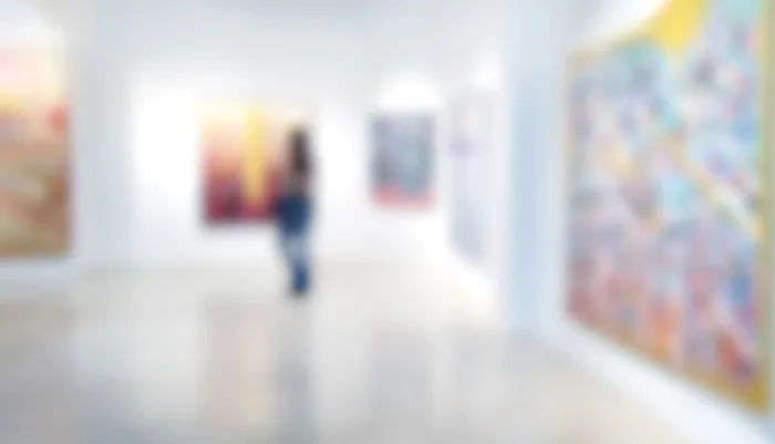 Visitatori in una galleria d'arte, in occasione delle mostre a Roma a novembre