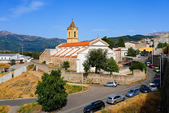 Chiesa di San Pietro Apostolo e campanile circondati dalle montagne di Orgosolo