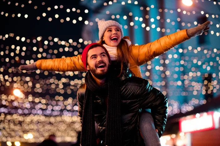 Strada di città di sera con le luminarie di Natale 2026