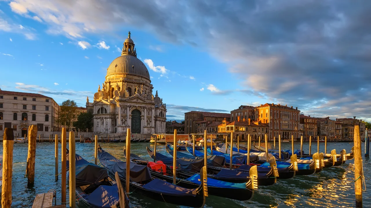 Città da visitare a novembre: Venezia, il Canal Grande e la basilica della Salute