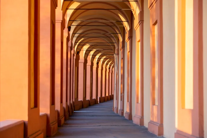 Città da visitare a novembre in Italia: il portico di San Luca a Bologna