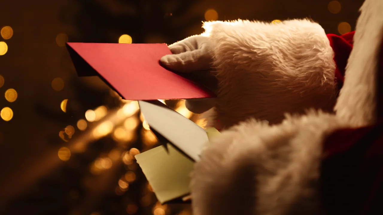 Villaggi di Babbo Natale 2026: Babbo Natale legge le letterine vicino all'albero