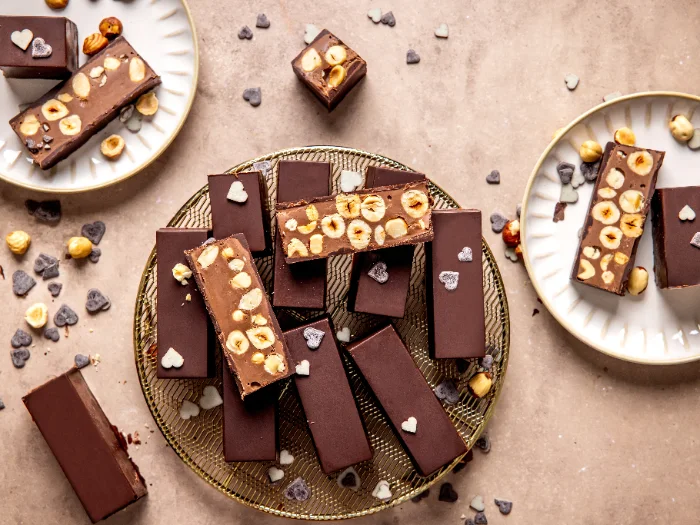Torrone morbido al cioccolato e nocciole tagliato a fette