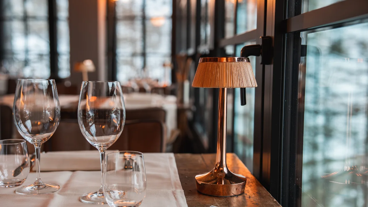 Tavola apparecchiata di un ristorante di alta cucina, come le nuove Tre Forchette