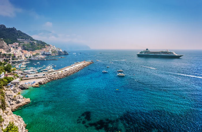 Nave da crociera al largo di Salerno e della Costiera amalfitana