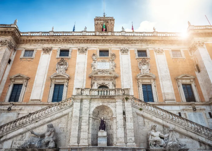 La facciata di Palazzo Senatorio in piazza del Campidoglio a Roma